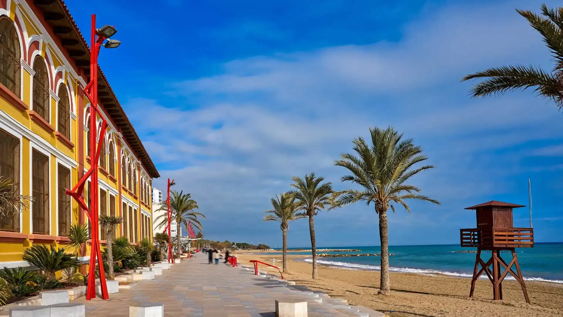 Paseo marítimo de Vinaròs bordeado de palmeras junto al mar